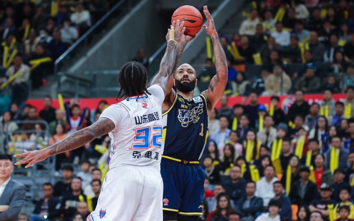 包含强队交锋火花四射，现场热情高涨燃烧的词条