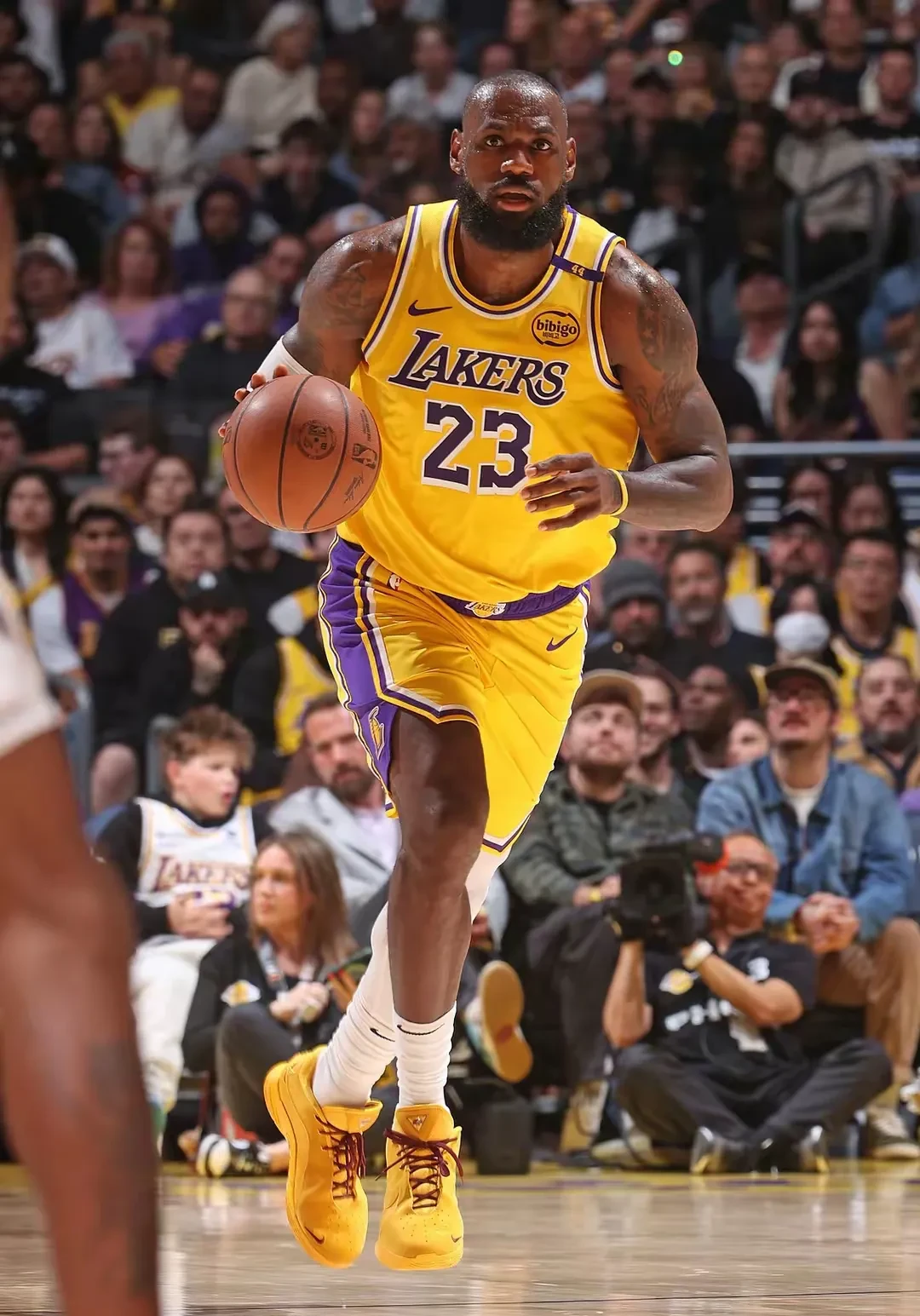 关于震撼！詹姆斯在赛车赛场逆转获胜！的信息